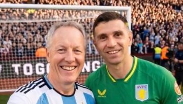El Embajador británico se puso la camiseta argentina para un video previo al Mundial y se hizo viral