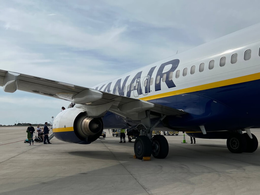 Ryanair impide en Madrid subir al avión a una pareja por grabar con el móvil en la puerta de embarque 