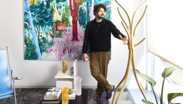 En el estudio del diseñador y gestor cultural Miguel Leiro: «Mi arma secreta, lo que me ayuda a concentrarme, es la música de órgano de Bach»