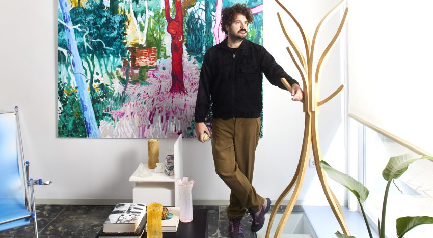 En el estudio del diseñador y gestor cultural Miguel Leiro: «Mi arma secreta, lo que me ayuda a concentrarme, es la música de órgano de Bach»