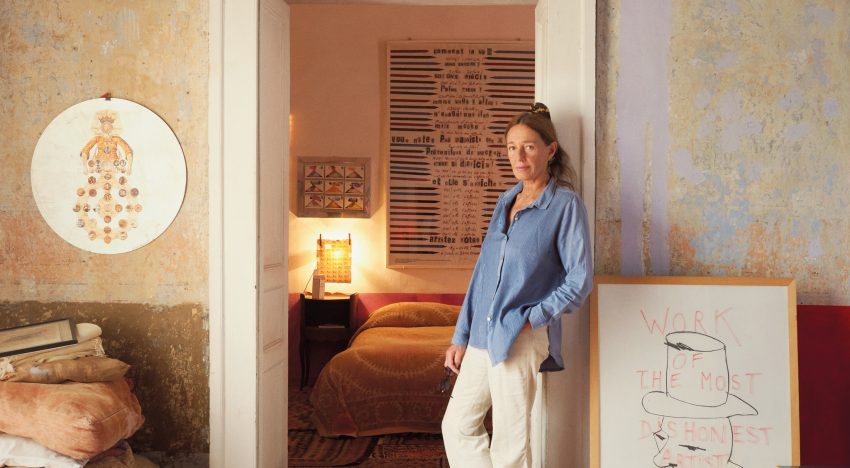 En la casa napolitana de Nathalie H. de Saint Phalle, periodista y escritora francesa: «El lujo es bailar sobre las mesas, construir una lámpara con amigos en un día lluvioso, plantar otro cactus en la terraza… El lujo es abrir la puerta, dejar entrar a quien llame»