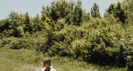 La novia de primavera que se casó con un tres piezas compuesto por un corsé, un bolero y una falda de volantes