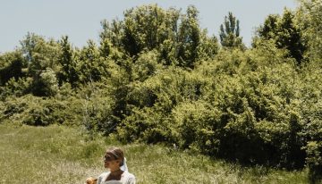 La novia de primavera que se casó con un tres piezas compuesto por un corsé, un bolero y una falda de volantes