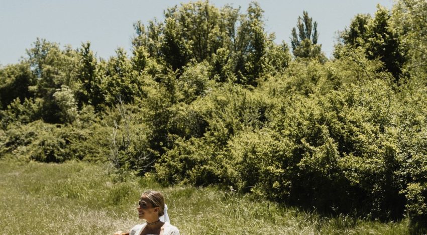 La novia de primavera que se casó con un tres piezas compuesto por un corsé, un bolero y una falda de volantes