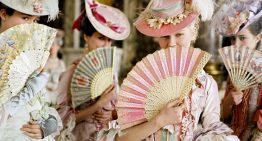 Abanicos, margaritas, caídas de ojos y citas rápidas: donde el algoritmo no llega, el romanticismo 'old school' se reinventa