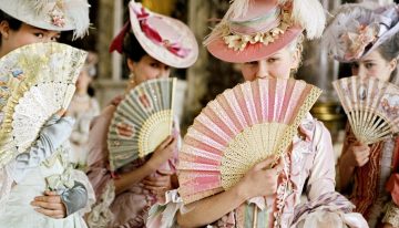 Abanicos, margaritas, caídas de ojos y citas rápidas: donde el algoritmo no llega, el romanticismo 'old school' se reinventa