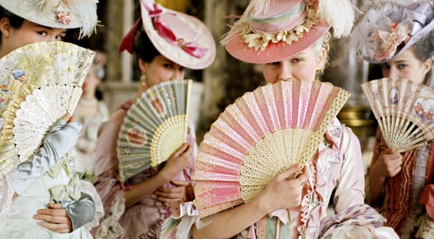 Abanicos, margaritas, caídas de ojos y citas rápidas: donde el algoritmo no llega, el romanticismo 'old school' se reinventa