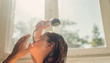 Carmen Díaz, facialista: «Al ducharnos con agua fría la temperatura baja, por lo que el organismo aumenta el gasto energético y acelera el metabolismo»
