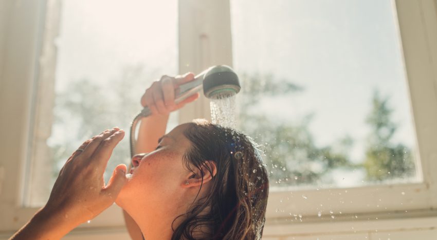 Carmen Díaz, facialista: «Al ducharnos con agua fría la temperatura baja, por lo que el organismo aumenta el gasto energético y acelera el metabolismo»