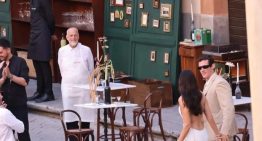 Por qué el detalle más romántico de la boda de Dua Lipa fue una estantería llena de libros