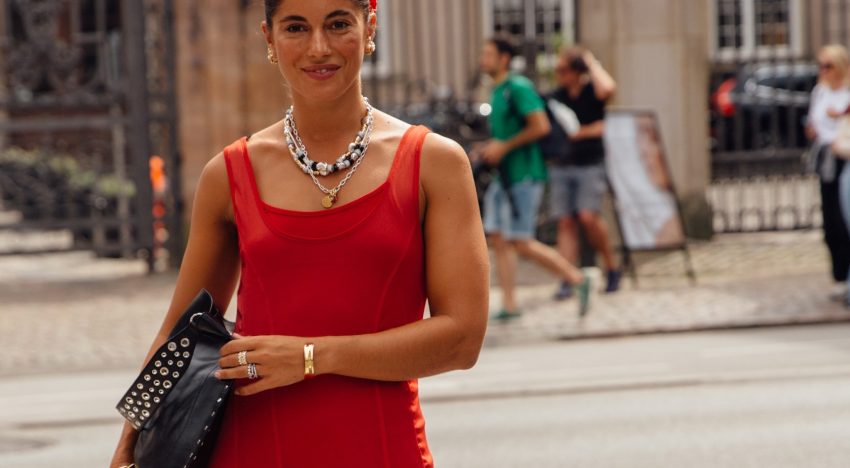 El vestido infalible de este verano es midi, en rojo y beige, y lo llevarán tanto en la oficina como en el beach club más cool de Mallorca