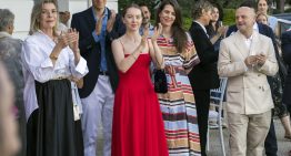 Mientras se habla del  vestido camisero de Carlota Casiraghi, nosotras no podemos dejar de mirar el lookazo de Carolina de Mónaco con falda de satén y la camisa blanca oversize más cool