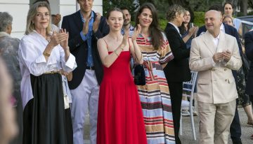 Mientras se habla del  vestido camisero de Carlota Casiraghi, nosotras no podemos dejar de mirar el lookazo de Carolina de Mónaco con falda de satén y la camisa blanca oversize más cool