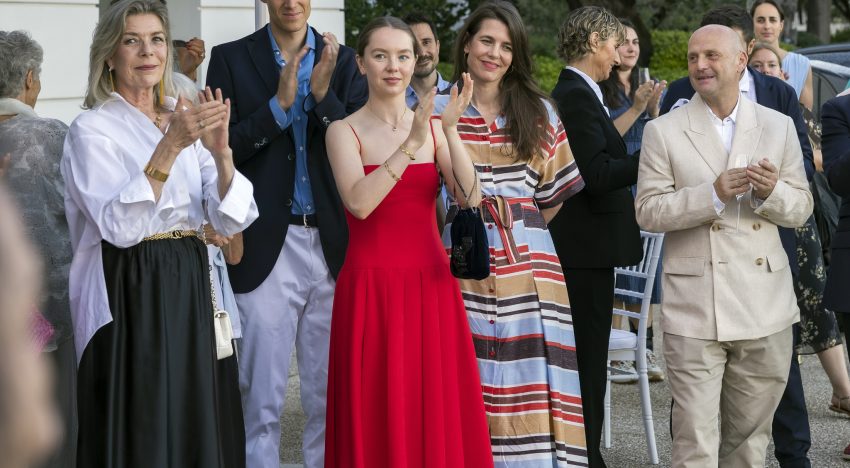 Mientras se habla del  vestido camisero de Carlota Casiraghi, nosotras no podemos dejar de mirar el lookazo de Carolina de Mónaco con falda de satén y la camisa blanca oversize más cool