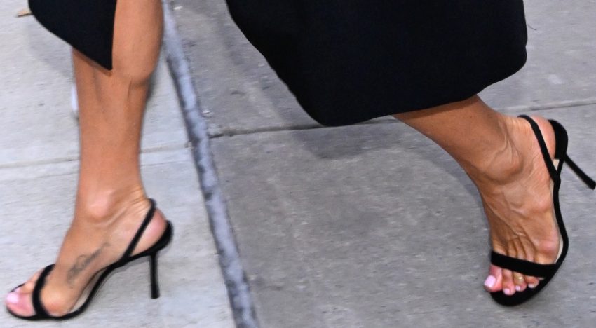 Los 5 colores de pedicura que más rejuvenecen tus uñas a partir de los 50 según los expertos