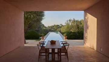 La Casa Neuendorf, en el interior de Mallorca, es una de las obras más influyentes del minimalismo europeo:  «Siempre fue una casa familiar. Nunca la consideramos otra cosa», cuenta su propietaria