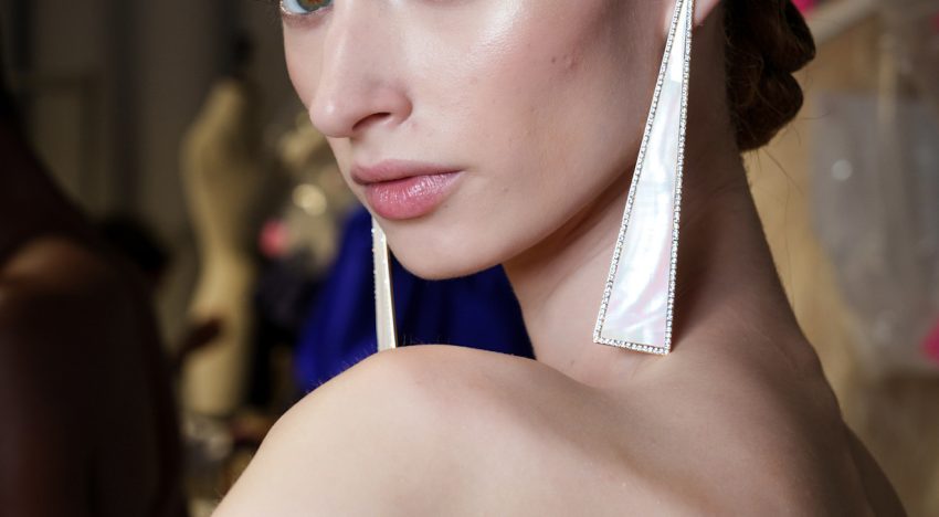 Cristina Alonso, experta en belleza: «Los iluminadores con brillo metalizado pueden añadir años al rostro porque acentúan las arrugas y la textura de la piel»