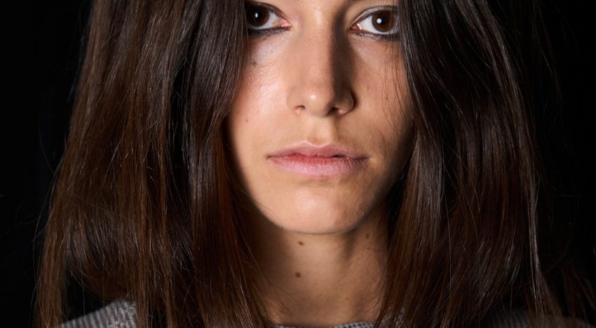 Noelia Jiménez, peluquera: «La mayoría de los cabellos encrespados en verano están deshidratados»
