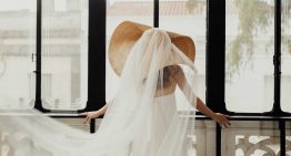 La novia del vestido minimalista con escote palabra de honor que triunfó con su pamela XL