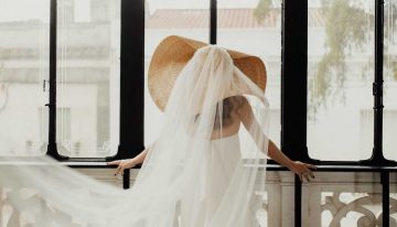 La novia del vestido minimalista con escote palabra de honor que triunfó con su pamela XL