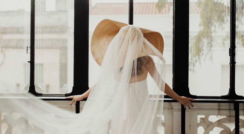 La novia del vestido minimalista con escote palabra de honor que triunfó con su pamela XL