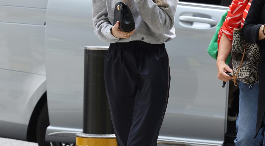 Olivia Wilde en 5 looks infalibles para vestir bien en verano, de su obsesión por este zapato a la falda tendencia o el vestido mandil con el que todas soñamos