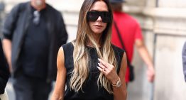 El último look de Victoria Beckham a examen, de su falda de Balenciaga agotada a las californianas (propias de 2012), un Birkin incalculable y unas mules de taconazo
