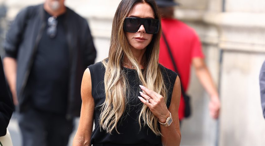 El último look de Victoria Beckham a examen, de su falda de Balenciaga agotada a las californianas (propias de 2012), un Birkin incalculable y unas mules de taconazo