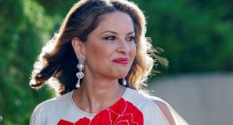 Elena Cué impresionante con el vestido de invitada que mejor sienta, el mismo que la reina Letizia tiene en su armario y está en las rebajas de El Corte Inglés