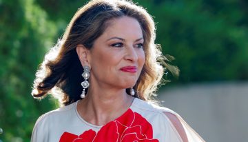Elena Cué impresionante con el vestido de invitada que mejor sienta, el mismo que la reina Letizia tiene en su armario y está en las rebajas de El Corte Inglés