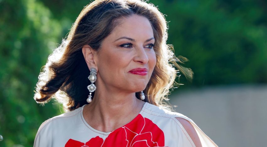 Elena Cué impresionante con el vestido de invitada que mejor sienta, el mismo que la reina Letizia tiene en su armario y está en las rebajas de El Corte Inglés