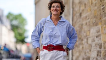 Inès de la Fressange confirma las 3 prendas que siempre le funcionan en su maleta de verano (y también para vestir bien con calor)