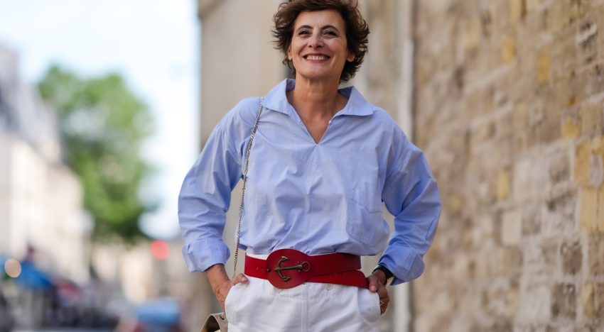 Inès de la Fressange confirma las 3 prendas que siempre le funcionan en su maleta de verano (y también para vestir bien con calor)