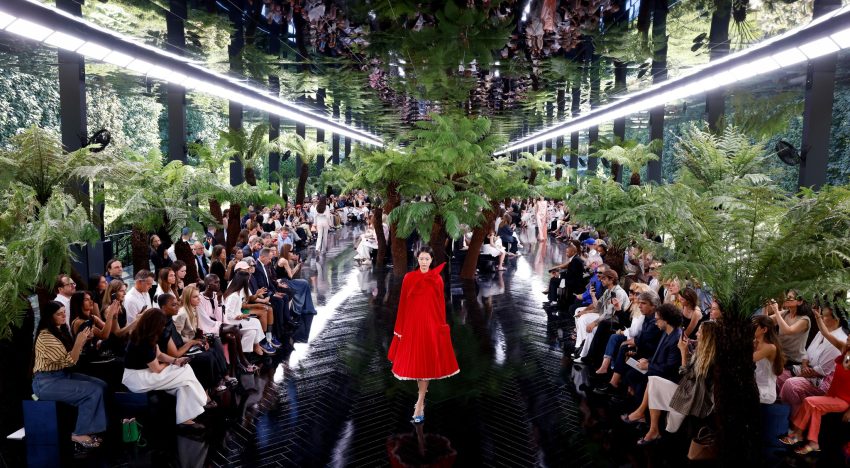Vestidos que parecen esculturas, los bolsos más bonitos del otoño y la elegancia de monsieur Dior, Anderon nos hace soñar con el desfile de Alta Costura más exquisito