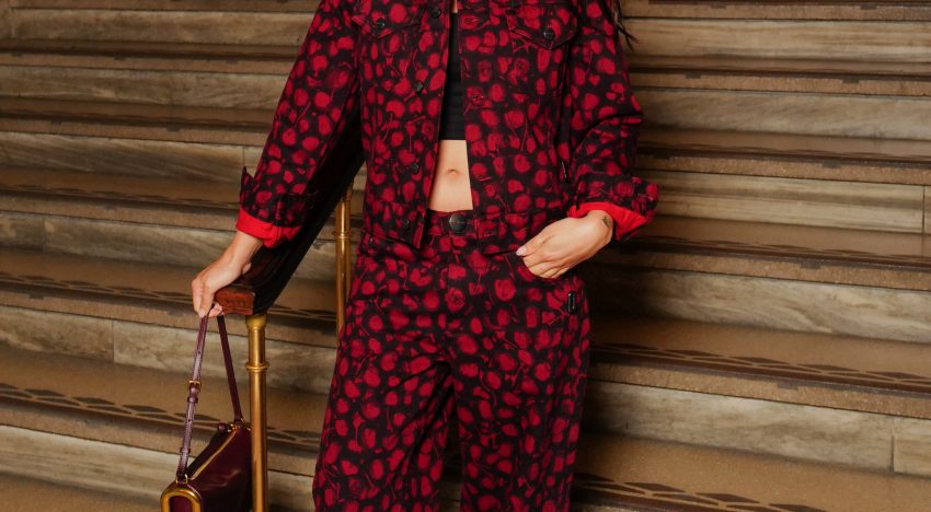 Los trucos para bajitas que aprendimos de la actriz de 1,52 que ha conquistado Hollywood con 'Obsesión' y la semana de la Alta Costura con Dior
