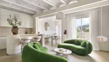 Ecos industriales y la serenidad mediterránea se encuentran en esta casa de una pareja cosmopolita en Barcelona