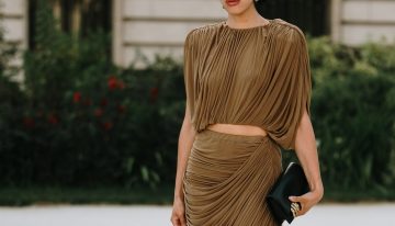 Las mujeres elegantes de más de 50 están agotando estos tops drapeados de Zara: estilizan, definen la cintura y combinan con el 99% del armario