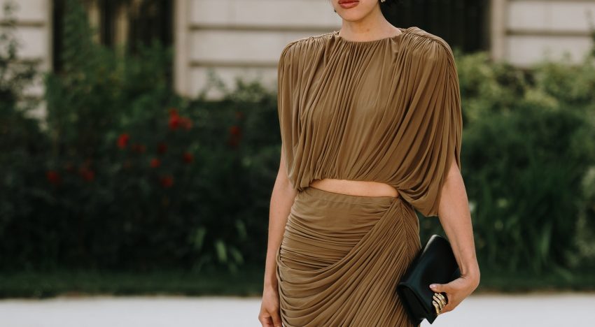 Las mujeres elegantes de más de 50 están agotando estos tops drapeados de Zara: estilizan, definen la cintura y combinan con el 99% del armario