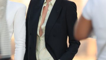 Todo el mundo habla de Charlize Theron por sus piernas kilómetricas en shorts pero lo que triunfa es su corte de pelo y su color a partir de los 50