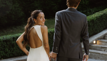 La novia vasca de estilo minimalista que triunfó con la falda lady (y sin ramo)