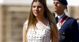 La infanta Sofía, después de su debut en solitario, cambia de registro estilístico, aparca el traje de chaqueta y apuesta por un femenino vestido de lunares de Mango