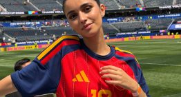 10 trucos de estilo que aprendimos de las novias de Lamine Yamal, Cucurella y Haaland para que la camiseta de tu equipo de fútbol funcione como una camisa
