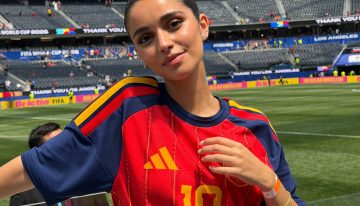 10 trucos de estilo que aprendimos de las novias de Lamine Yamal, Cucurella y Haaland para que la camiseta de tu equipo de fútbol funcione como una camisa