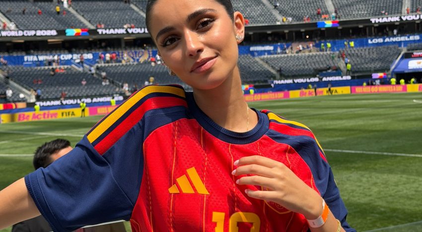 10 trucos de estilo que aprendimos de las novias de Lamine Yamal, Cucurella y Haaland para que la camiseta de tu equipo de fútbol funcione como una camisa
