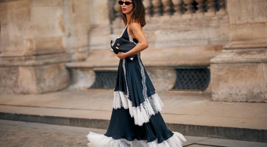 Los vestidos boho de Mango por los que suspiran las fans de Chloé se llevan con sandalias planas, bandolera y pelo suelto hasta que podamos combinarlos con botas