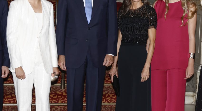 Del top brillante de la Reina Letizia al traje minimalista de la Princesa Leonor y el colorido conjunto de la Infanta Sofía: estilo en los Premios Princesa de Girona 2026