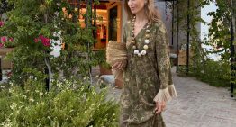 Las andaluzas más elegantes combinan así el vestido con sandalias para crear el look de vacaciones más sofisticado y favorecedor