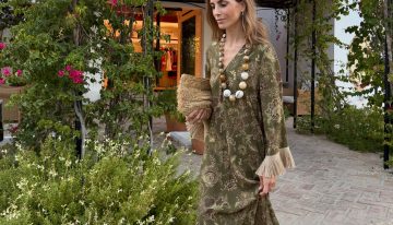 Las andaluzas más elegantes combinan así el vestido con sandalias para crear el look de vacaciones más sofisticado y favorecedor