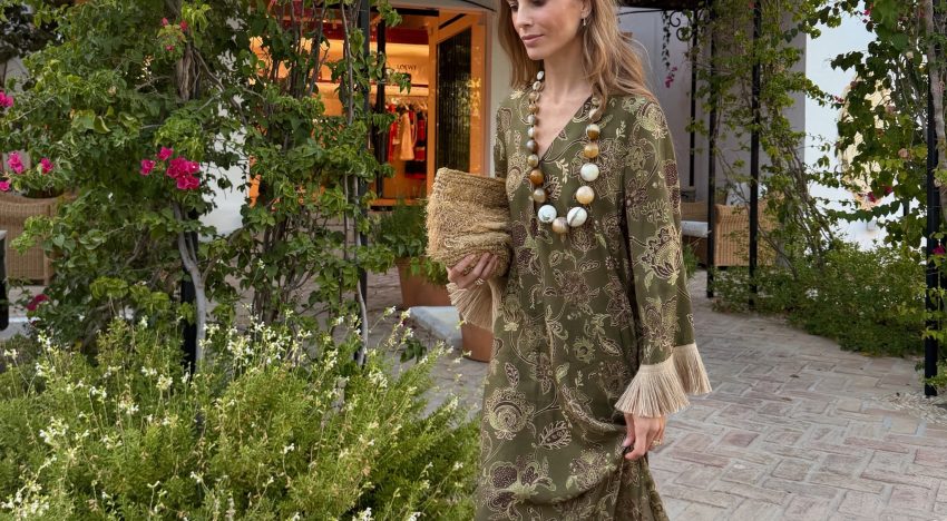 Las andaluzas más elegantes combinan así el vestido con sandalias para crear el look de vacaciones más sofisticado y favorecedor