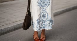 Invocamos a la nostalgia con la gran tendencia del verano: los vestidos y blusas con bordado punto de cruz (dónde encontrarlos y cómo llevarlos)